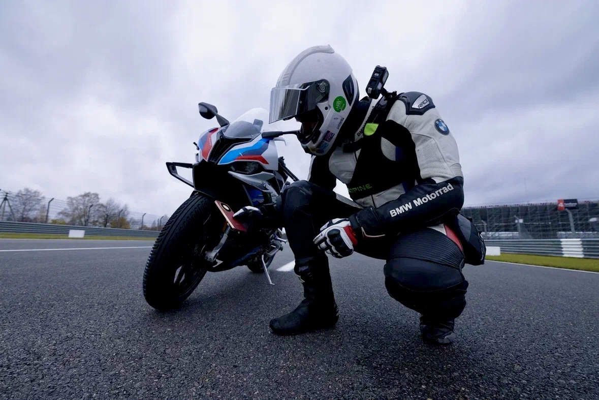    Тест на живучесть. Honor X9d переехали мотоциклом и бросили на асфальт [ВИДЕО]