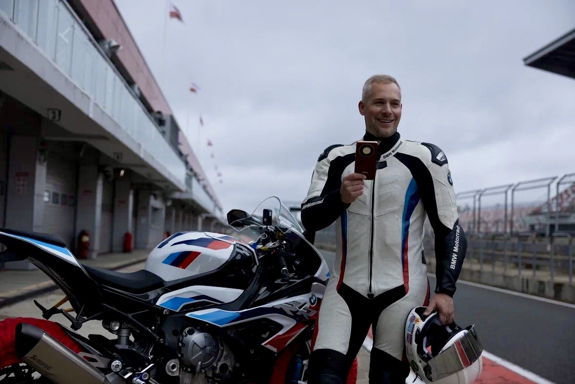    Тест на живучесть. Honor X9d переехали мотоциклом и бросили на асфальт [ВИДЕО]