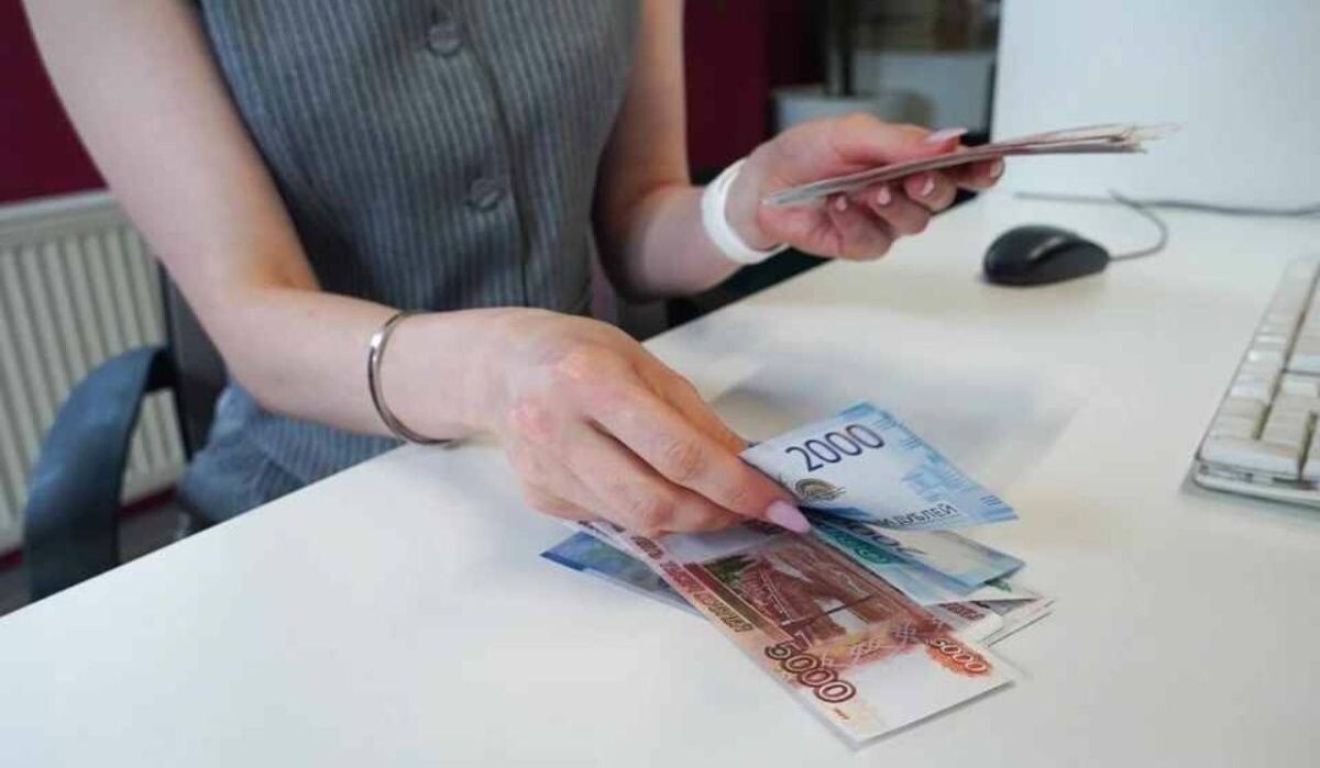     Девушка считает деньги. Источник: perm.kp.ru Автор фото: Ольга Юшкова