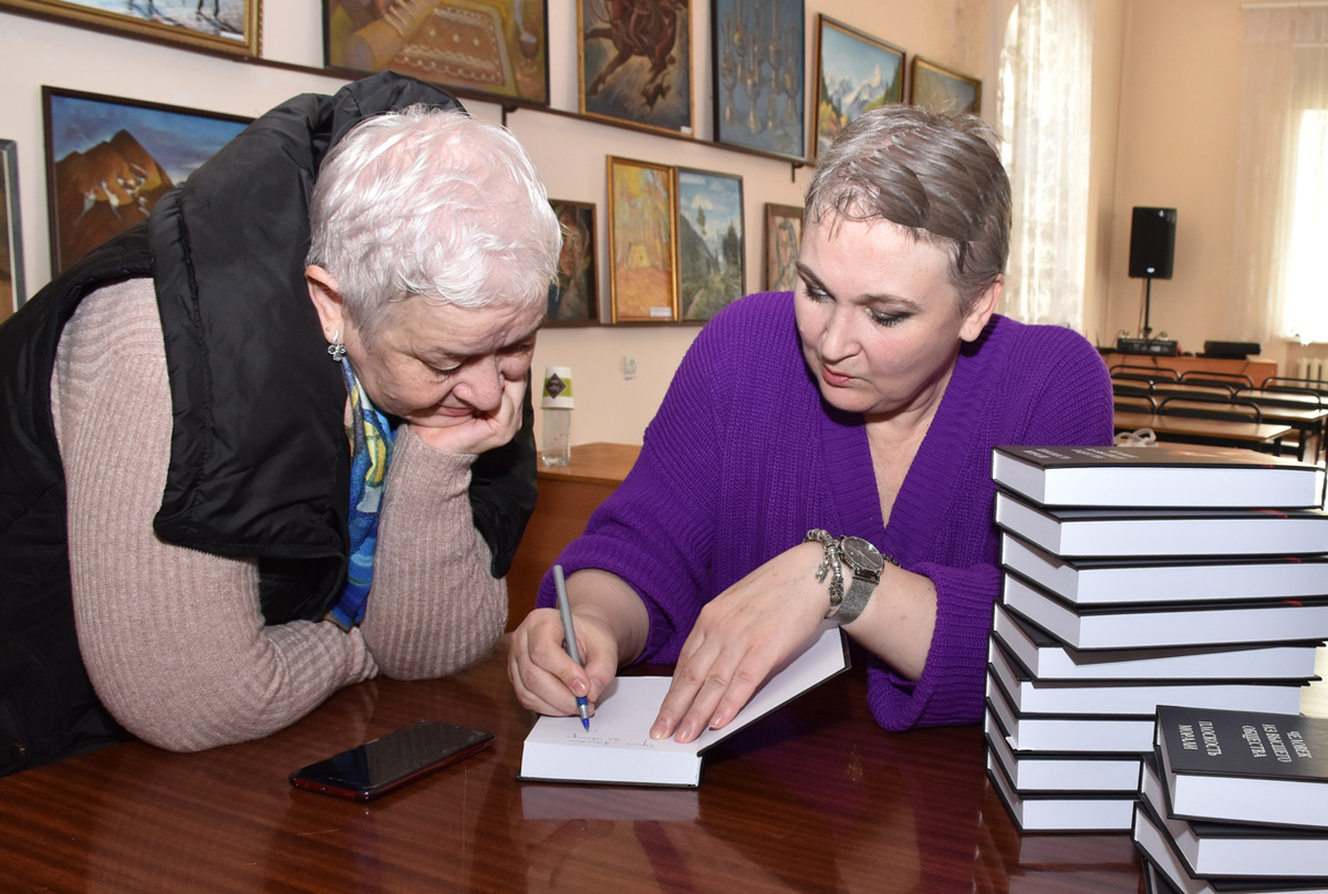 Ольга Михайлова подписывает книгу читательнице из Екатеринбурга. Фото Светланы ОСЕЦКОЙ.