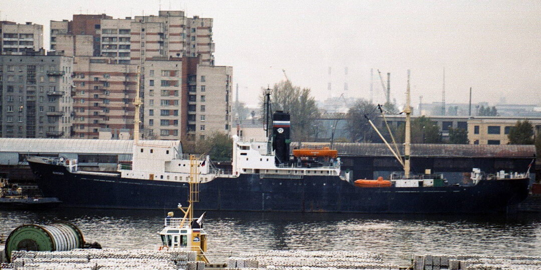 Санкт-Петербург. Финский залив. У причала стоит необычное судно...