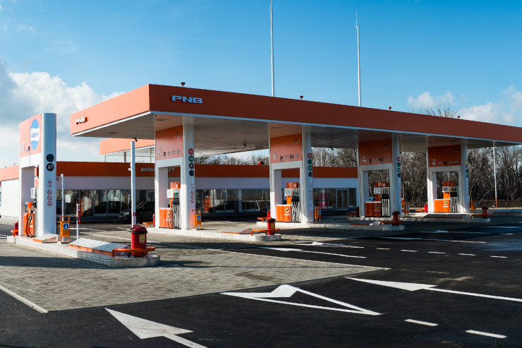 На заправке не продают бензин 92 АИ без скидочной карты. Законно ли это?