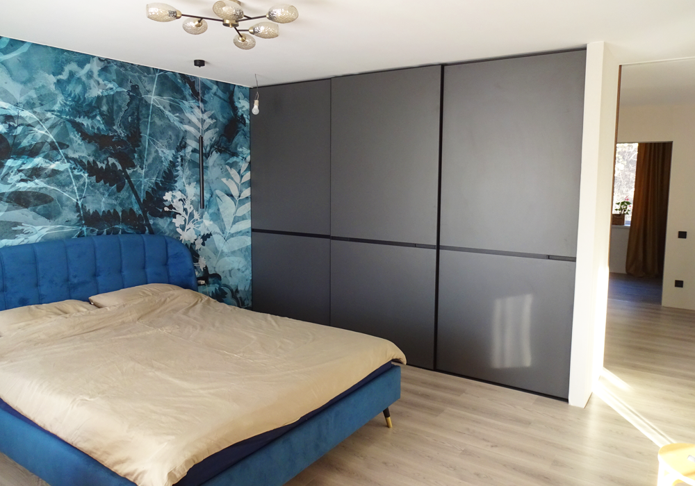 Новый шкаф в спальне. Обратите внмание на отсутствие верхнего рельса