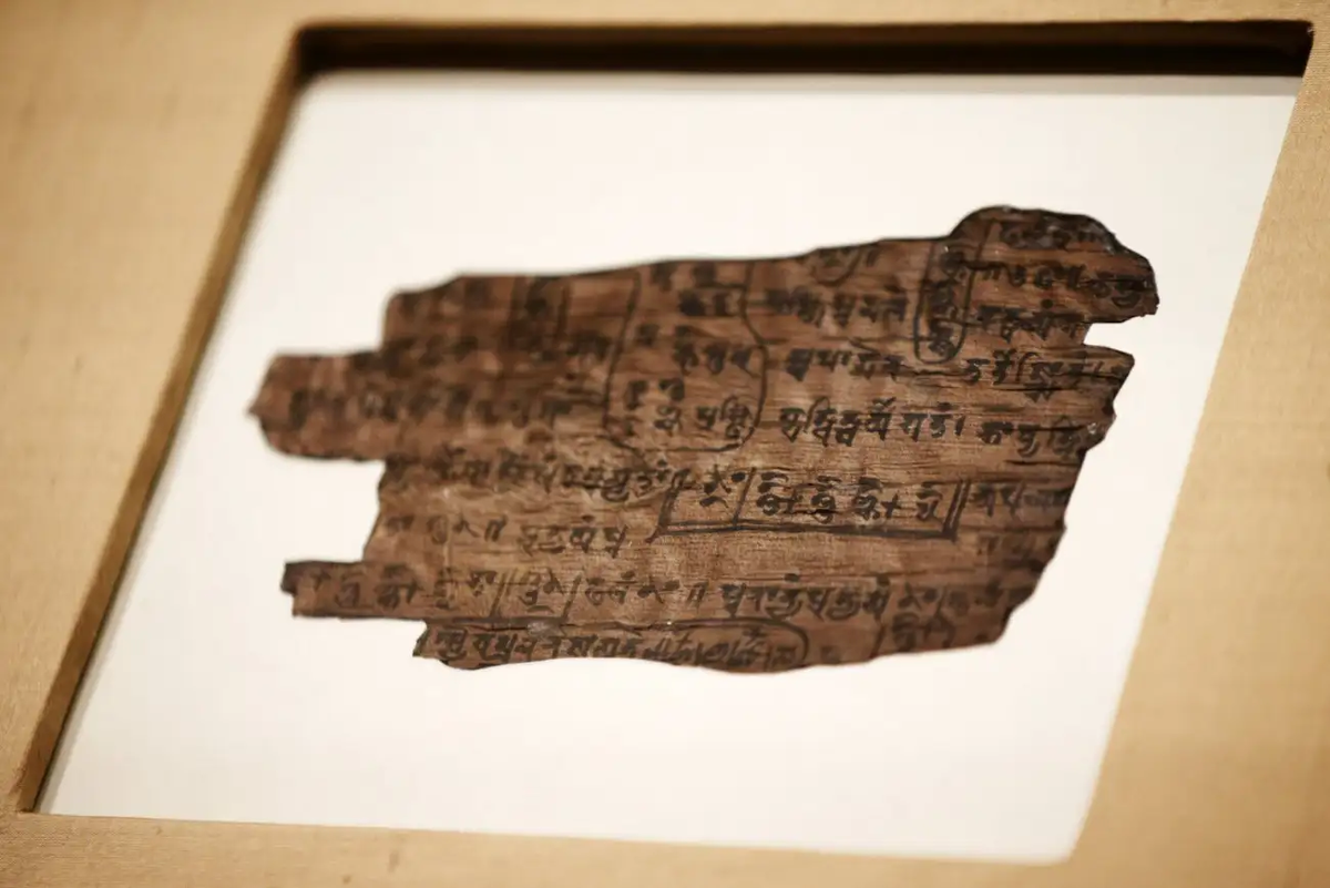 Манускрипт Бакхшали — древний индийский математический текст, написанный на бересте, который был найден в 1881 году в деревне Бакхшали. Манускрипт содержит самое раннее известное в Индии использование символа нуля / Alamy, PA Images