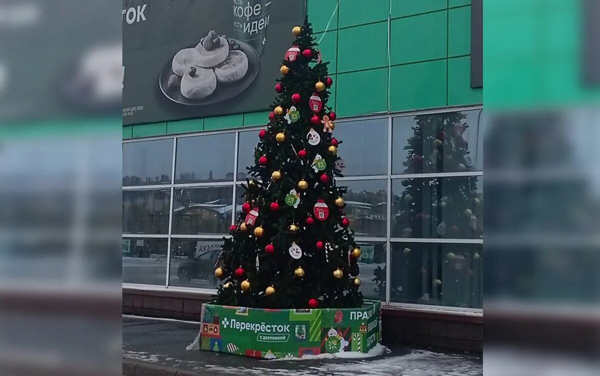    Фотофакт: первую новогоднюю елку установили в Ижевске