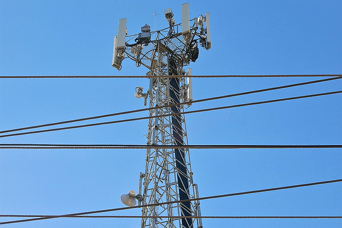 Читайте также    5G-революция в России: частотные диапазоны и будущее связи
Минцифры и ФАС России к 1 сентября 2025 г. вместе с операторами связи должны провести оценку уровня экономически обоснованных тарифов на услуги в сетях стандарта 5G/IMT-2020 при использовании диапазонов частот 3,4-3,8 ГГц и 4,8-4,99 ГГц и потенциального спроса различных категорий потребителей при указанных тарифах на такие услуги связи. ГКРЧ озвучила решение по частотам.