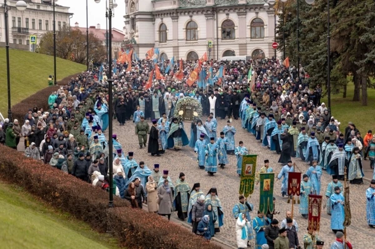    Под перезвон колоколов и моросящий ноябрьский дождь Казань объединилась в молитве
