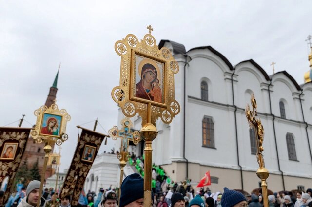    С первыми лучами солнца по улицам древнего города потекла река людей. Фото: Татарская митрополия