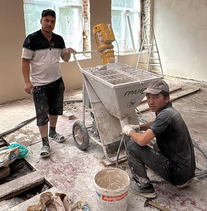 Строительные работы в садике ведутся без перебоев. Фото Лейлы ЭБЗЕЕВОЙ.