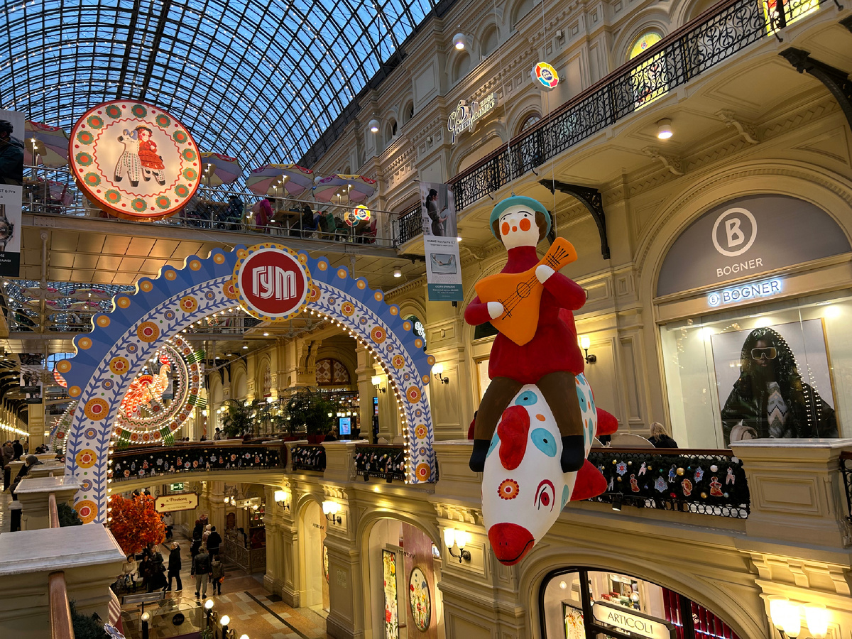 Фото автора. В ГУМе появились первые украшения к Новому году.