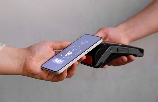 Кассир принимает оплату через онлайн кассу