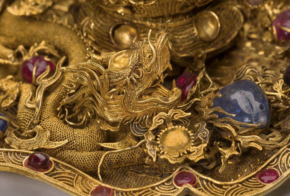 Чашечка с блюдцем (одна из пары). Китай, династия Мин (1368-1644). Золото, сапфир, рубин, гранат, шпинель. Высота чашечки - 3,8 см, диаметр блюдца - 15 см. Государственный Эрмитаж, Санкт-Петербург. Учётный номер: ЛС-268. Эл. ресурс URL: https://www.tg-m.ru/articles/2-2022-75/o-nekotorykh-tsennykh-ofitsialnykh-i-dikovinnykh-podarkakh-kitaiskogo-imperatora-?ysclid=mi7fczcny5643584723