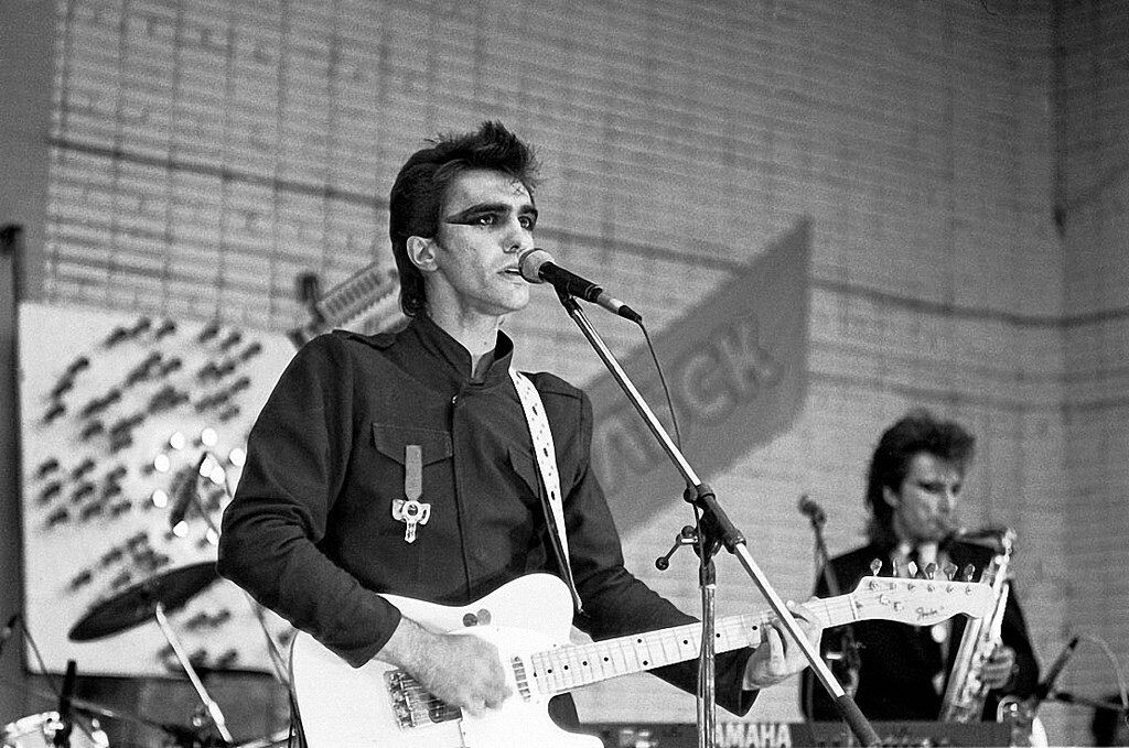 Фотография публичной личности используется в информационных целях для освещения культурного контекста эпохи.