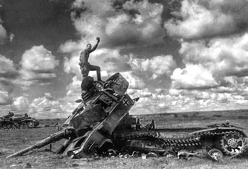 Подбитый немецкий танк. Курская битва. Июль 1943 года.