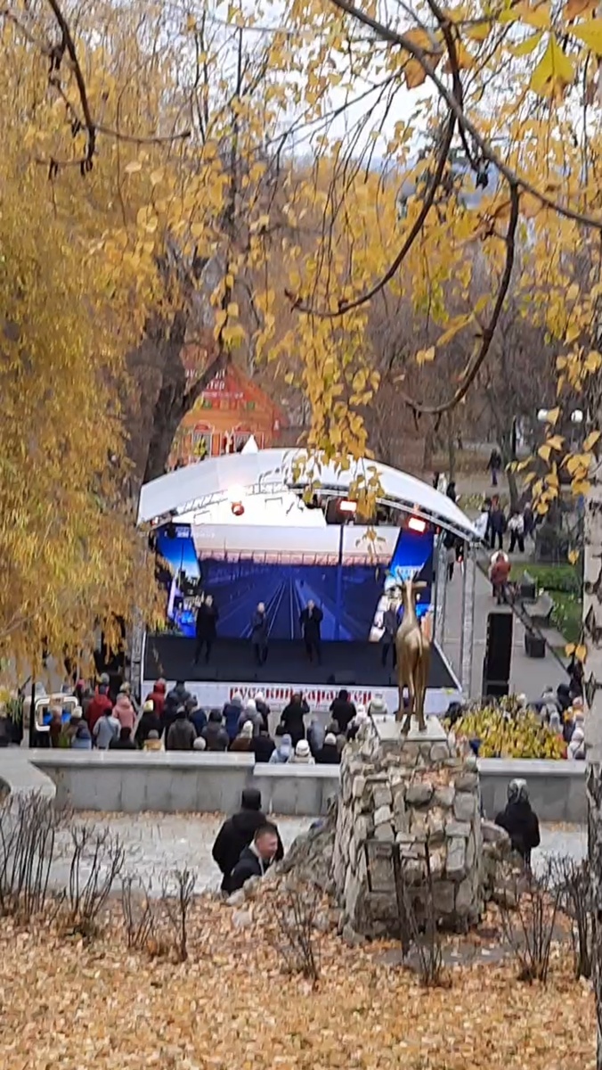 Парк ещё в золоте листвы, красиво. Фото автора.