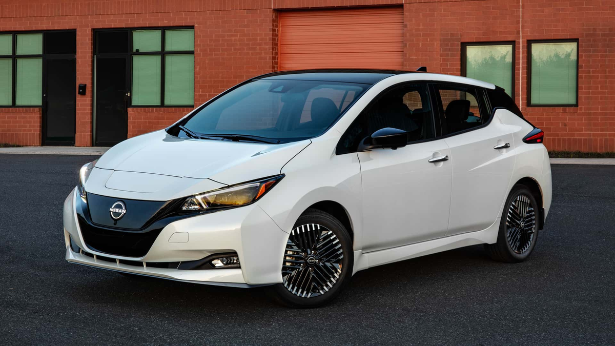 Nissan Leaf — компактный городской электрический пятидверный автомобиль C-класса. 
В третьем поколении Nissan Leaf превратился из хэтчбека в компактный кроссовер с покатой крышей. 
Базовый Leaf оснащён батареей эффективной ёмкостью 52,9 кВт·ч, а его мотор развивает 174 л.с. и 345 Нм. У второй версии аккумулятор на 75,1 кВт·ч и двигатель с отдачей 214 л.с. и 355 Нм. Максимальная скорость ограничена на отметке 160 км/ч, время разгона до 100 км/ч — 8,6 и 7,6 с соответственно. 
Объём багажника — 420 литров у машин для Америки или 437 литров у европейских версий. 
В сентябре 2025 года компания Nissan представила кардинально обновлённый электромобиль Leaf. Автомобиль получил новую платформу, модернизированную силовую установку и переработанный дизайн