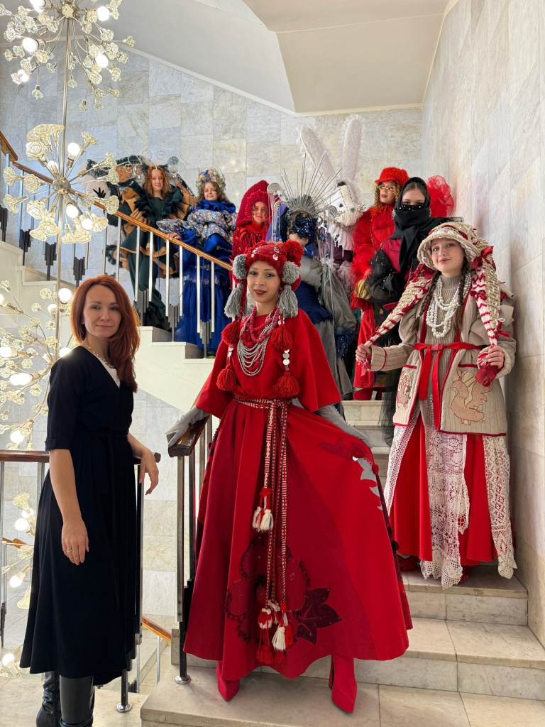 Педагоги и воспитанницы театра активно участвуют во всероссийских и региональных конкурсах и показах, создают необычные, креативные, модные костюмы и головные уборы.