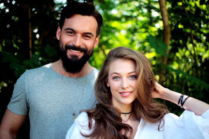 на фото справа Али Эрсан Дуру, справа Александра Никифорова