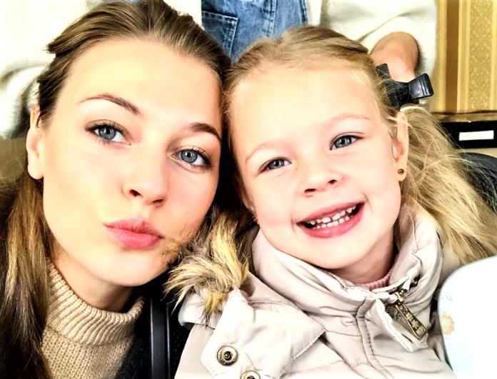 на фото Александра Никифорова с дочкой