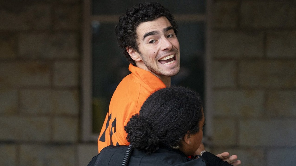 Луиджи Манджоне у здания суда. (Фото AP / TASS)