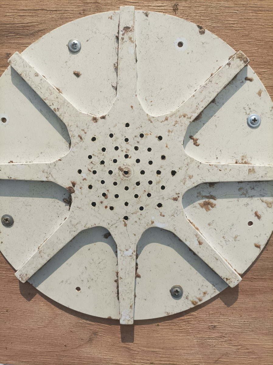 Есть нюанс. В заводском варианте пчелоудалителя мало отверстий и пчелы частенько залепляют их, что снижает эффективность пчелоудалителя. После пары сезонов использования, янасверлил побольше отверстий и на фото вы видите уже модифицированный вариант