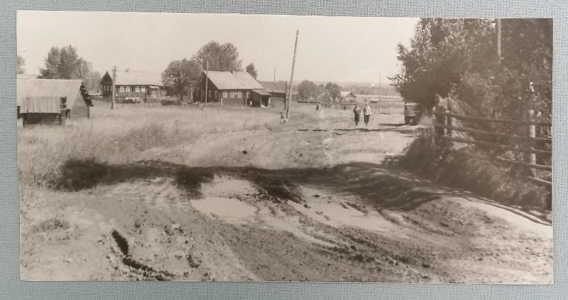 Наше русское село, стоящее у реки. Фото сделано в 90-е годы