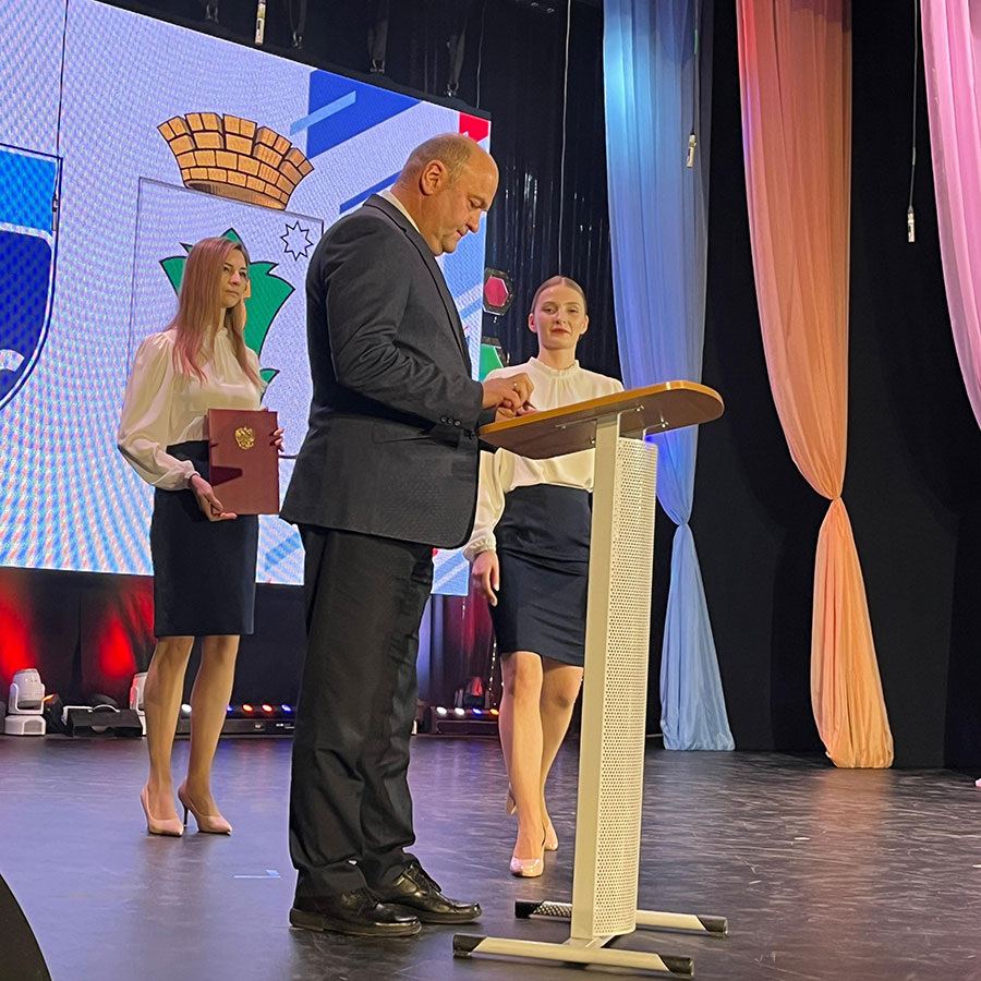 Глава Полевского муниципального округа Константин Поспелов подписывает соглашение об установлении побратимских связей