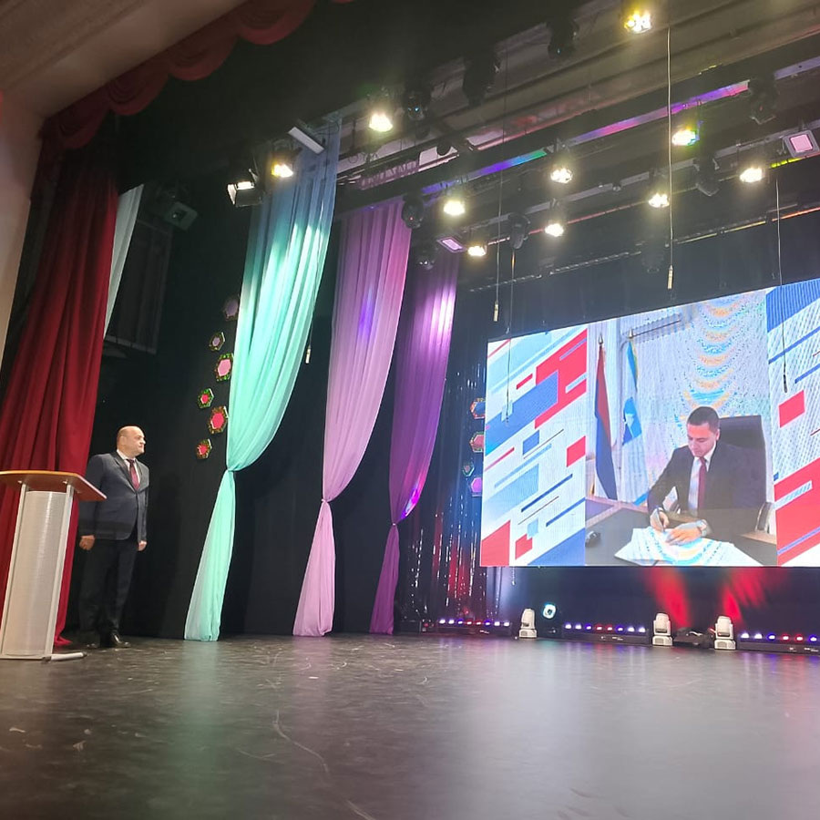 Соглашение пописывает глава муниципалитета Фоча Республики Сербской Милан Вукадинович