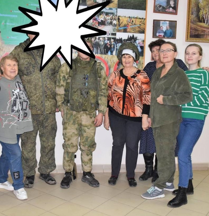      Полина с мамой Еленой Новиковой (справа) и волонтерами группы «Плечом к плечу» Наталья Алфимова