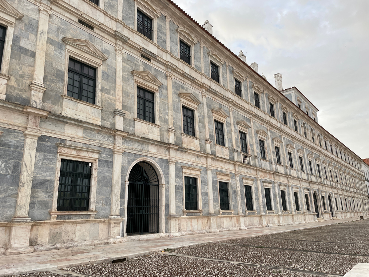 Фасад дворца в Вила Висоза впечатляет