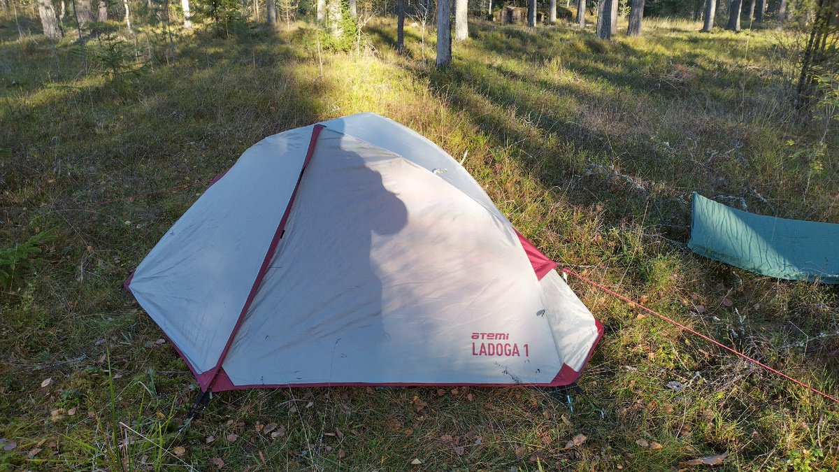 Одноместная палатка Ladoga 1 фирмы Atemi на лесной поляне в пешем походе. Фото автора.