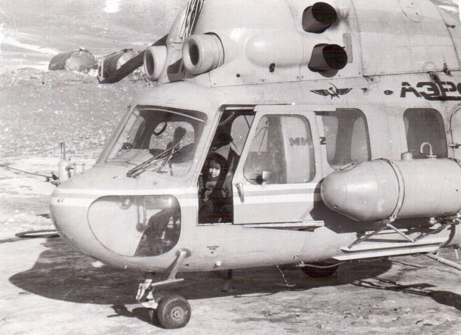 Вертолет Ми-2 на аэродроме села Монды