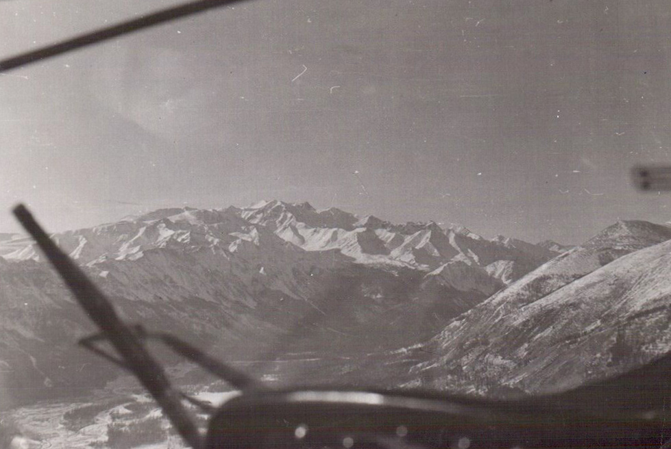 Полет по долине р. Иркута. По курсу г. Мунку-Сардык