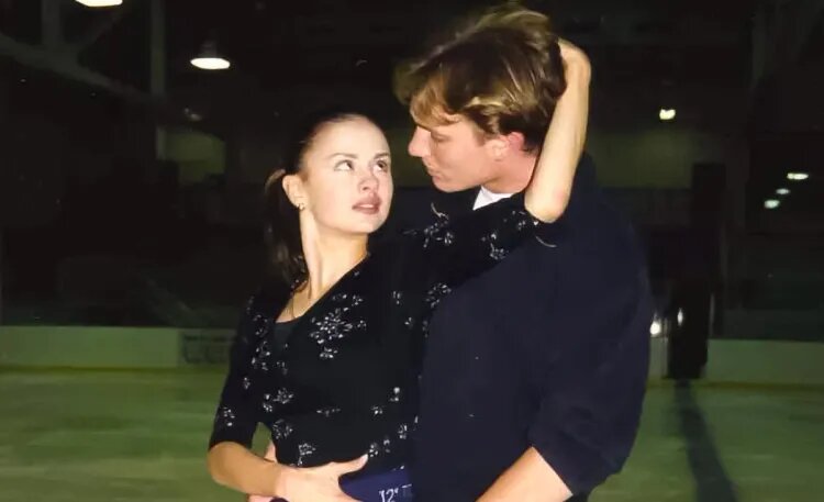    Анна Семенович и Роман Костомаров. Источник фото: социальные сети