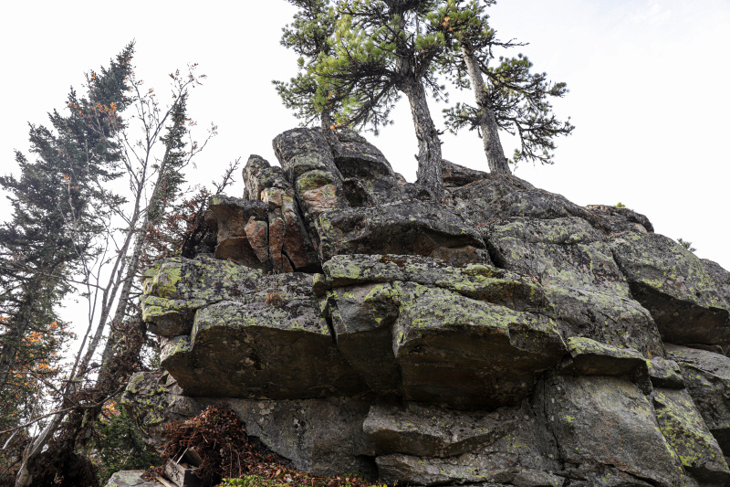 Есть мнение, что скалы, где пропала семья, не природные, а рукотворные. Фото: © Razmik Zackaryan/URA.RU/Globallookpress