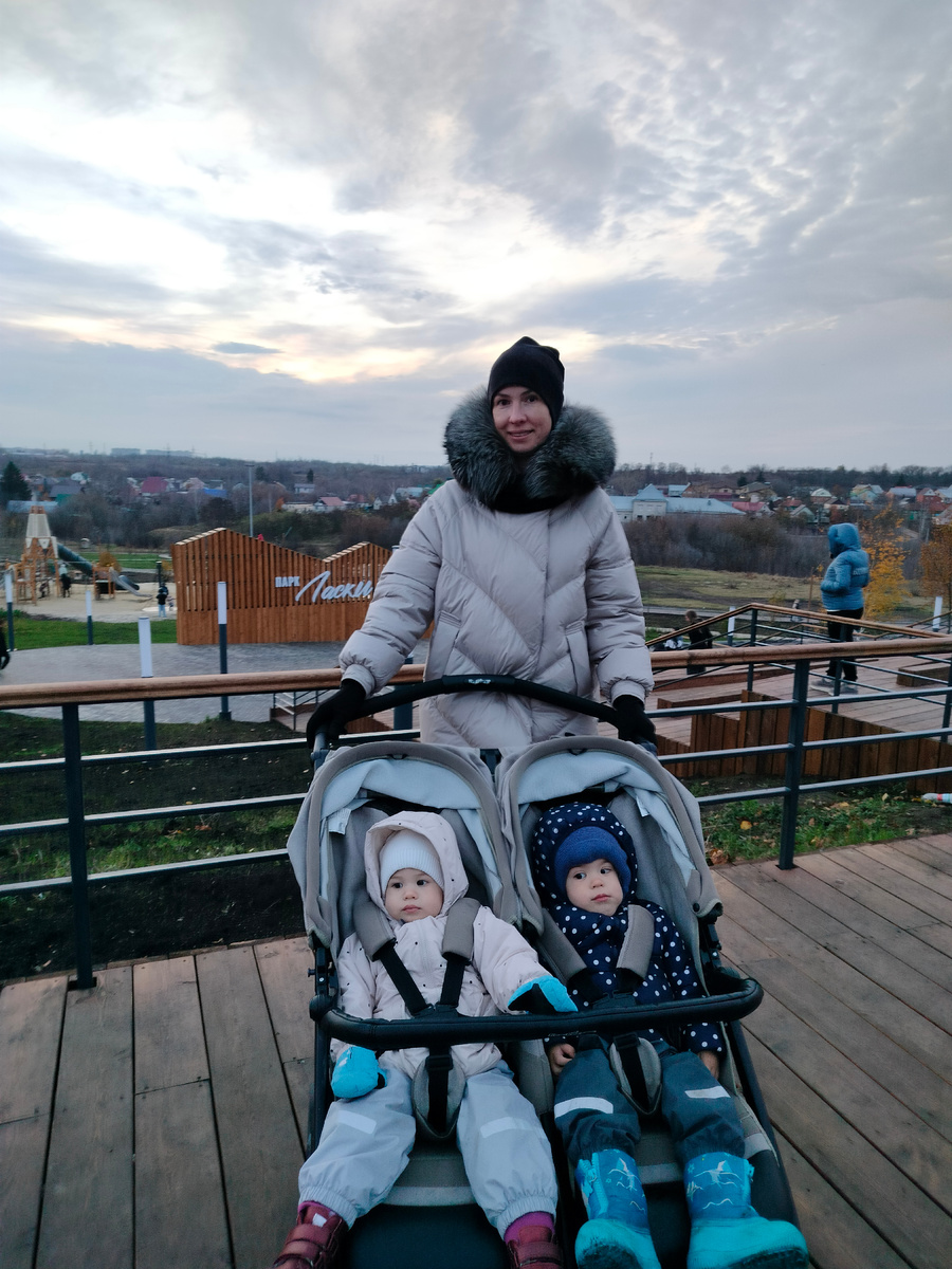 Наша прогулка с двойняшками