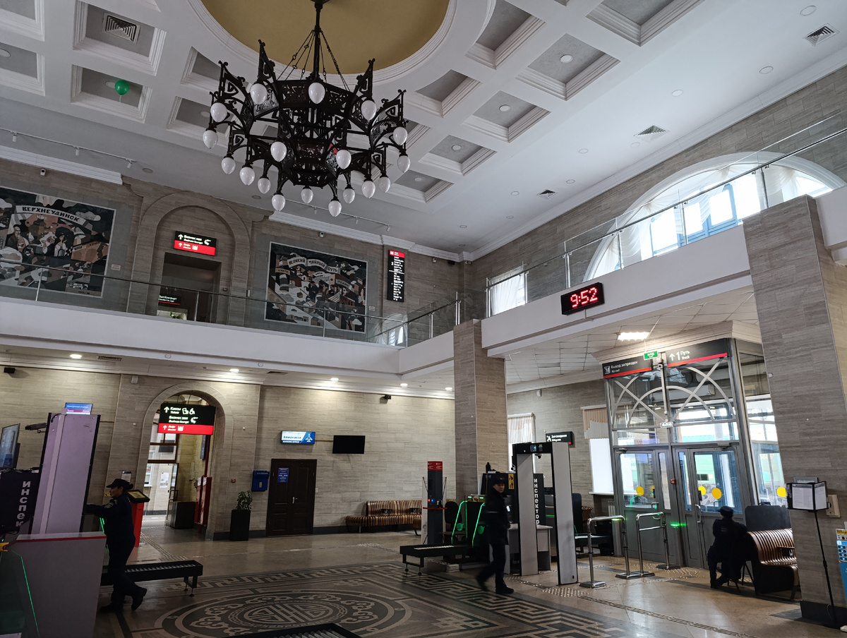 Зал ожидания вокзала. 