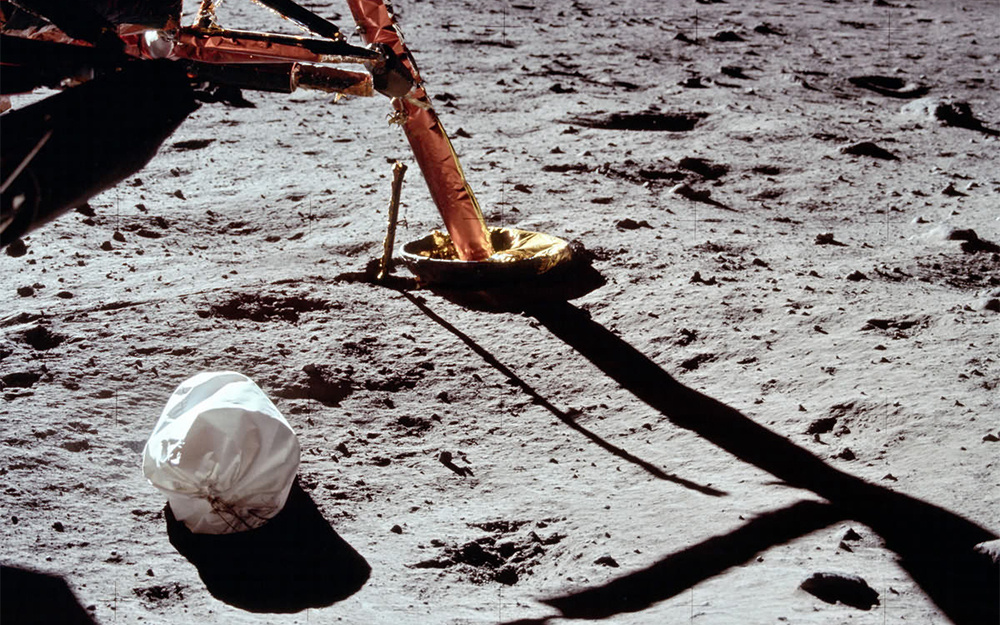 Мешок с отходами на Луне