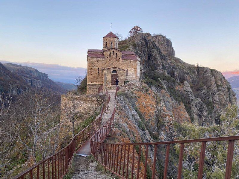 Шоанинский храм — христианский собор, возведённый в конце X века, расположенный на территории современной Карачаево-Черкесии. Фото автора.