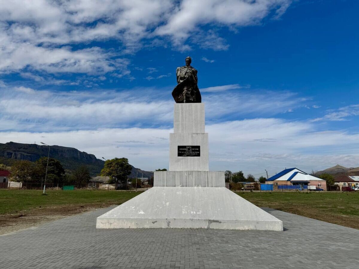 Памятник Коста Хетагурову в селе им.Коста-Хетагурова, КЧР. Фото автора. 