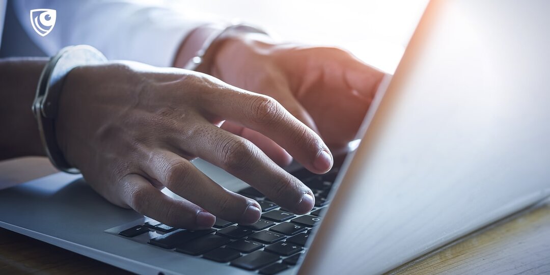 8 вещей, которые точно не стоит делать на рабочем компьютере