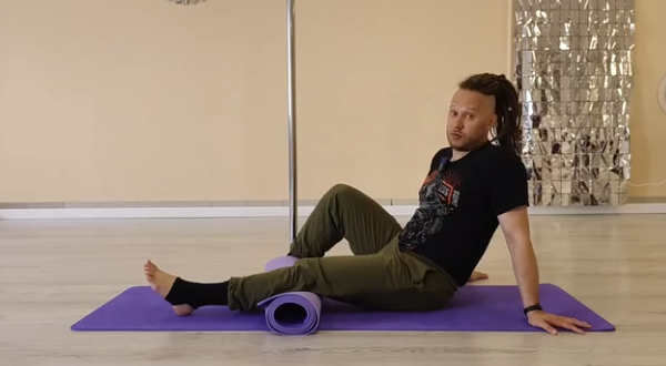 Подготовка: Убедитесь, что вы в удобной позиции на полу. Постарайтесь расслабить все тело в общем и особенно ноги.