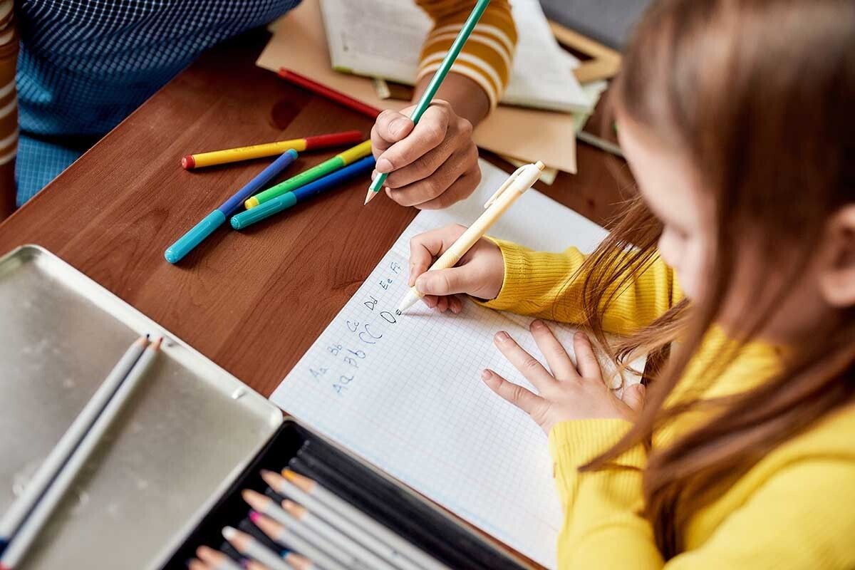 Каждая новая буква, написанная ребенком — достижение для маленькой руки. Источник: BAZA Production / Shutterstock / FOTODOM📷
