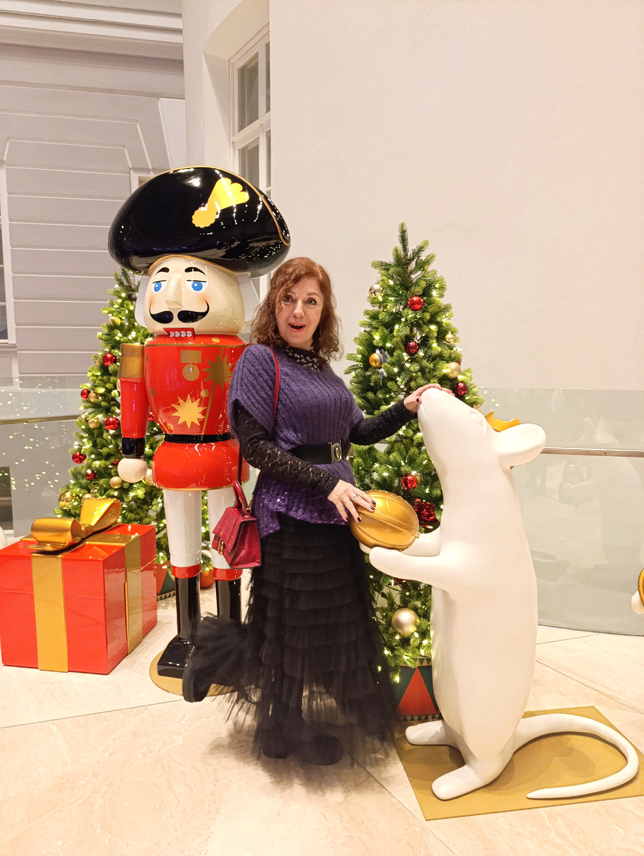 Фото автора. В прошлый Новый год. В Атриуме Главного штаба Эрмитажа. На "Щелкунчик" ходила. 