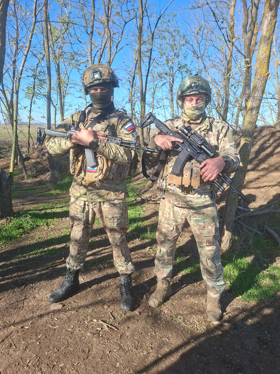 Автор ( справа) и мой боевой товарищ на работе.