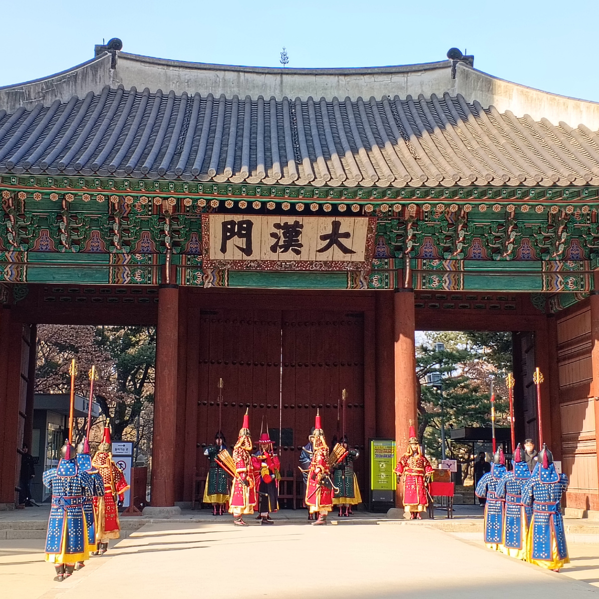 Церемония королевской армии около дворца короля.