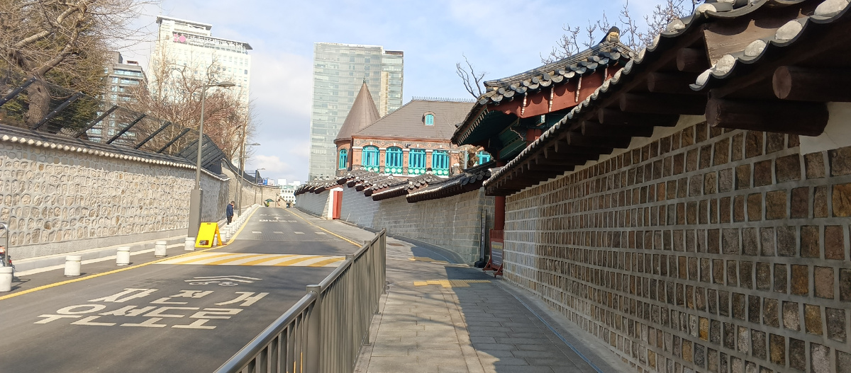 Вдоль стены дворца