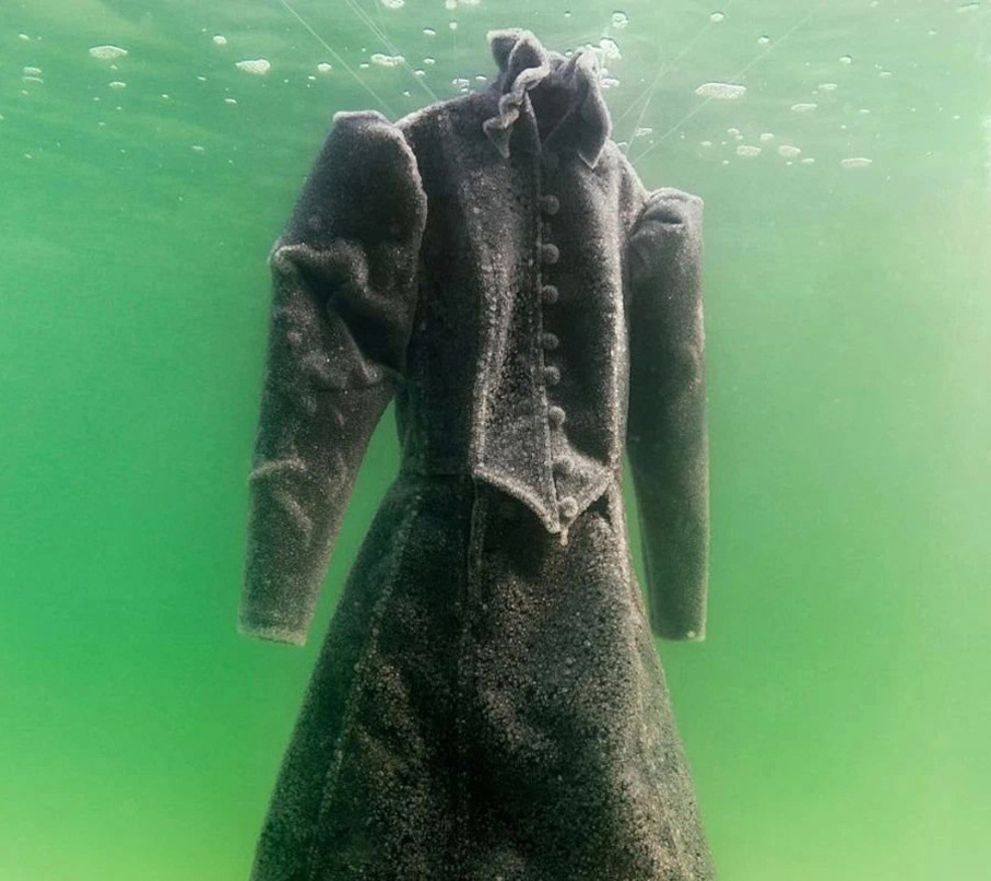 Чёрное платье погружённое в воды Мёртвого моря 