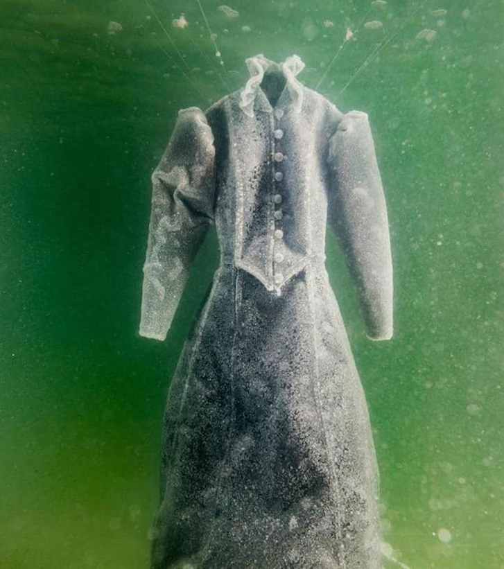 Чёрное платье в воде Мёртвого моря 