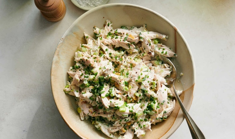 Рецепт салата с печенью, яйцом и луком.